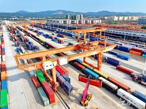 贛州集裝箱裝卸繁忙，貨物進(jìn)出口活力四射